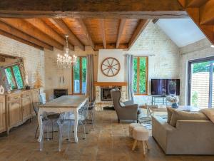 Una cocina y una sala de estar con mesa y sillas. en Charming House Near Loire Valley Castles, en Josnes