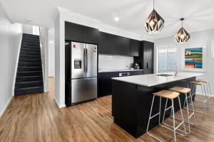 Η κουζίνα ή μικρή κουζίνα στο Forsyth Retreat - Modern Townhouse +18 φωτογραφίες