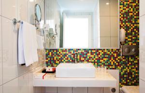 A bathroom at Ramada Resort Side