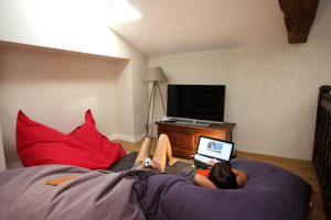 Μια τηλεόραση ή/και κέντρο ψυχαγωγίας στο Le Gîte du Vieux Château