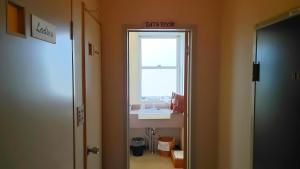 Un baño con lavabo y ventana. en Rickshaw inn, en Takayama