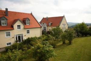 eine Gruppe von Häusern auf einem Hügel mit einem Hof in der Unterkunft ausZEIT - Ihr Sibyllenbad Gästehaus in Neualbenreuth