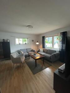 un salon avec un canapé et une table dans l'établissement The Urban Escape Walk to Train, Bus & City Center, à Narvik