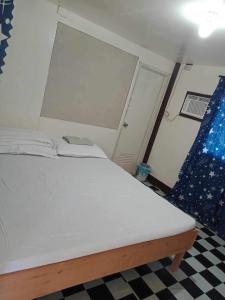 Postel nebo postele na pokoji v ubytování Naidz beach resort is very affordable Homestay It is affordable and Offer non aircon and aircon room