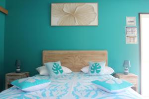 1 dormitorio azul con 1 cama con paredes azules en Vai'Ute'Ute Lodge, Raiatea, en Tevaitoa 28 fotos más