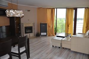ein Wohnzimmer mit einem Tisch und ein Esszimmer in der Unterkunft Shuma in Dąbrowa Górnicza