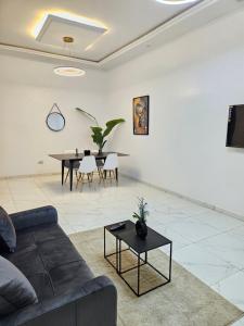 a living room with a couch and a table at Résidence Jordan in Dakar