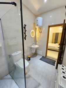 Un baño con inodoro, lavabo y ducha. en Résidence Jordan, en Dakar 22 fotos más