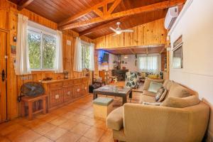 ein Wohnzimmer mit Sofa und Tisch in der Unterkunft Cortijo Luz De La Sierra en Dúdar in Dúdar