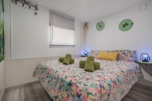 ein Schlafzimmer mit einem Bett mit grünen Kissen darauf in der Unterkunft Cortijo Luz De La Sierra en Dúdar in Dúdar + 22 Fotos