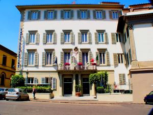 Gran edificio blanco con ventanas y balcón en Hotel Executive, en Florencia