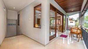 a room with a balcony with a table and chairs at Bendito Ubud in Ubud