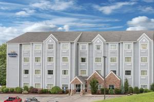 un gran edificio blanco con techo gris en Microtel Inn & Suites by Wyndham Waynesburg, en Waynesburg