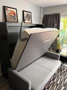 un gran cajón blanco en una habitación con silla en Bellevue Nr. 14, en Scharbeutz