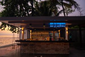 Un bar frente al mar por la noche. en Barali Beach Resort Koh Chang, en Ko Chang 66 fotos más