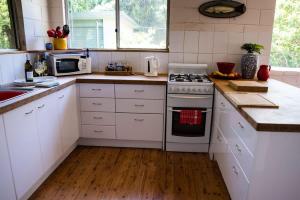 Η κουζίνα ή μικρή κουζίνα στο Kywong Beach Cottage - cosy beach escape