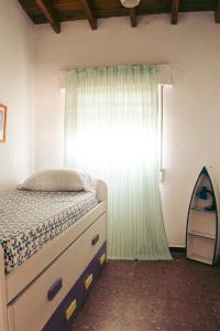 un dormitorio con una cama y una ventana en El Brinco, en Aznalcóllar