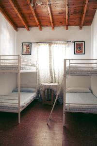 Dos literas en una habitación con ventana. en El Brinco, en Aznalcóllar 56 fotos más