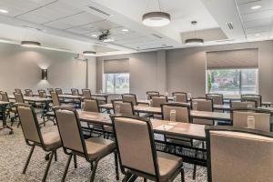 Khu vực hỗ trợ khách đi công tác/phòng hội thảo tại Cambria Hotel Traverse City +44 ảnh