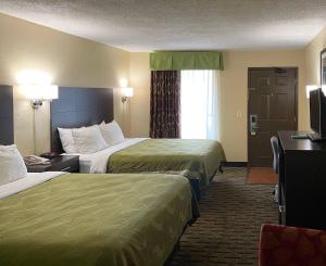 une chambre d'hôtel avec deux lits et une télévision dans l'établissement Quality Inn Elizabeth City near University, à Elizabeth City 40 autres photos