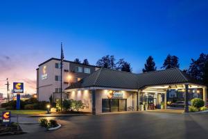 Un edificio con un estacionamiento enfrente. en Comfort Inn & Suites Beaverton - Portland West, en Beaverton