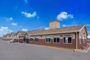 un edificio con un coche aparcado delante en Econo Lodge Scottsbluff, en Scottsbluff