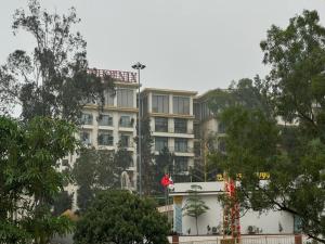a large white building with a lot of windows at Lucky 12 in Bắc Ninh