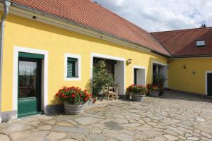 MessernにあるFerienwohnung Zum alten Forsthausの目の前に鉢植えの黄色い建物