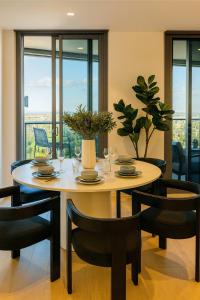 Χώρος καθιστικού στο Luminair - Luxury Above the Botanic and Rivers Bend, Queens Wharf Residence Level 29 3Bedroom Luxury Stay