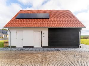 una casa con paneles solares en el techo en Holiday Home near Scherpenisse Beach, en Scherpenisse
