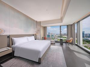 Katil atau katil-katil dalam bilik di Hilton Huizhou +57 gambar