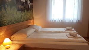 Postel nebo postele na pokoji v ubytování B&B By The Way