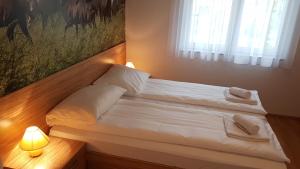 Postel nebo postele na pokoji v ubytování B&B By The Way