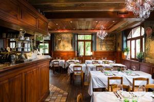 塞莱斯塔Hotel Restaurant De l'Illwald的用餐室配有带白色桌布的桌子