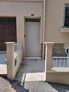 een voordeur van een huis met een deur bij Hébergement quartier historique in Parthenay +1 foto