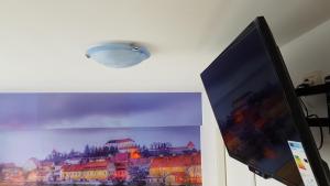 TV a/nebo společenská místnost v ubytování B&B By The Way