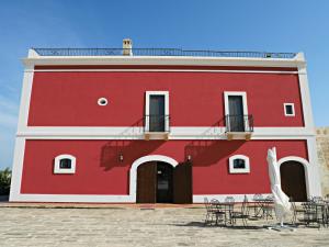 リッツァーノにあるMasseria San Vito - Agriturismoの赤い建物