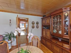 comedor con armarios de madera y mesa en holiday home in the Thuringian Forest with roof, en Bad Liebenstein 22 fotos más