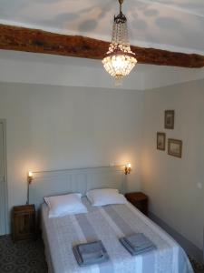 Ένα ή περισσότερα κρεβάτια σε δωμάτιο στο Chez Lola-Maison d'hôtes Corbières