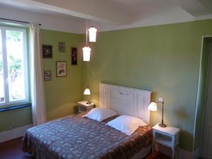 Durban-CorbièresにあるChez Lola-Maison d'hôtes Corbièresのベッドルーム1室(ベッド1台、ナイトスタンド2台、ランプ2つ付)