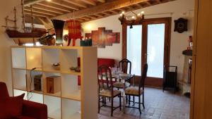 ヴェッキアーノにあるVacation Home Tuscany Filettole 3のリビングルーム(テーブル付)、ダイニングルーム