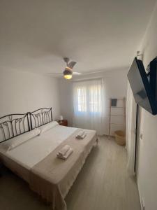una camera da letto con un letto con due asciugamani sopra di Casa Carlito 153 - zona 3 - Son Bou a Son Bou