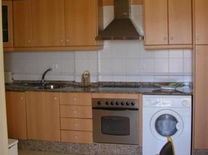 cocina con fogones y lavavajillas en Apartamento Maria Angeles, en Tarifa