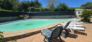 a group of chairs and a swimming pool at Casa Renacimiento in Coín