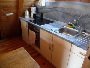 Η κουζίνα ή μικρή κουζίνα στο Ferienhaus Finnhütte +6 φωτογραφίες