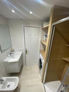 un bagno con lavandino e WC di Casa Carlito 153 - zona 3 - Son Bou a Son Bou