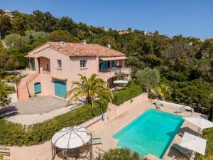 an aerial view of a house with a swimming pool at Ferienhaus Équilibre, ideal für Familien 6 Pers, toller Pool und Meerblick by Riviera Homelife in Saint-Peïre-sur-Mer