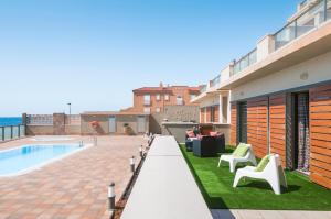 ein Haus mit einem Pool und einer Terrasse in der Unterkunft Apartment Poris Sunrises in Poris de Abona