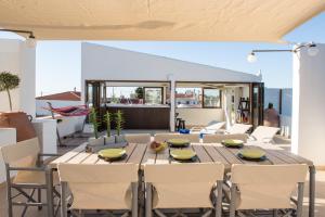 - une table à manger et des chaises sur la terrasse dans l'établissement Athina House Spa & Hammam, à Arkhondikí