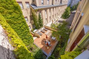 an overhead view of a courtyard with a bench and a building at Austria Classic Hotel Wien in Vienna